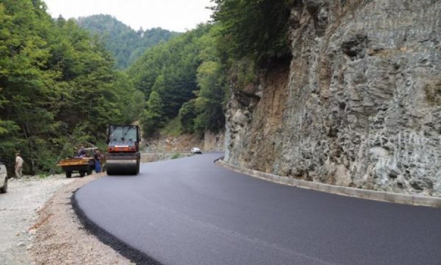 Historianët e Deçanit i kërkojnë Hotit të publikojë marrëveshjen për rrugën