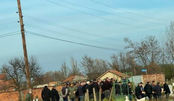 Dhjetëra kosovarë marrin pjesë në një varrim, nuk respektojnë rregullat