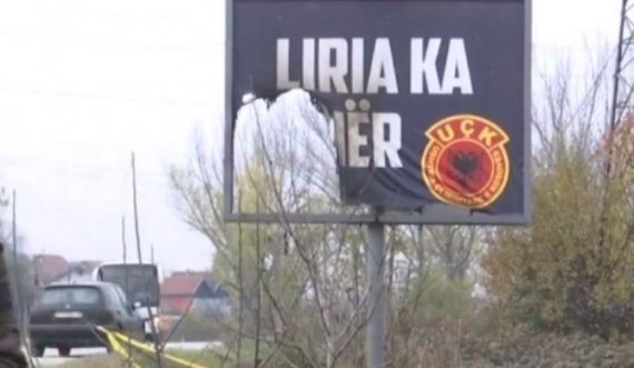 Pamje: I vihet flaka billbordit “Liria ka emër”, policia në vend të ngjarjes