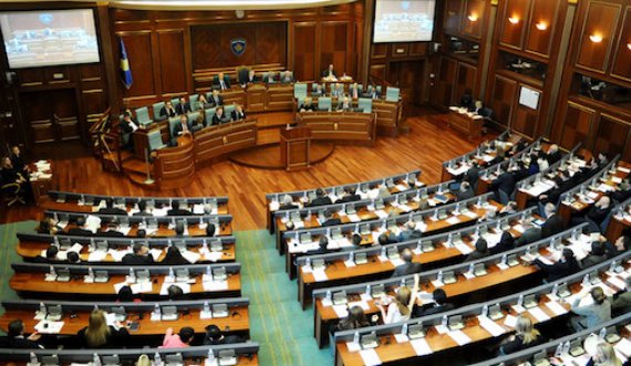 Shpërthen ish-deputetja: Jeni deputet koti,  haram e paçi votën