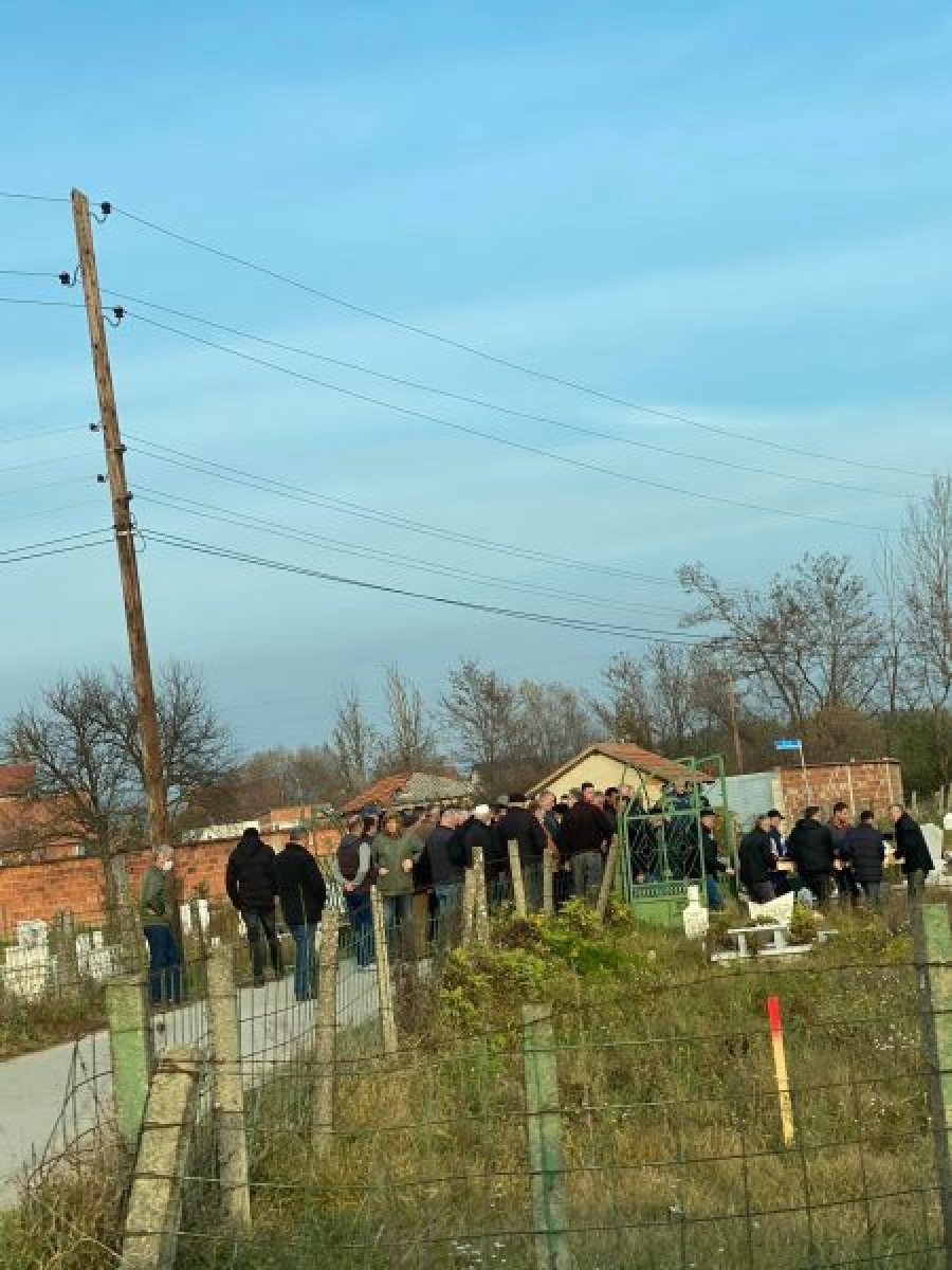 Dhjetëra kosovarë marrin pjesë në një varrim, nuk respektojnë rregullat