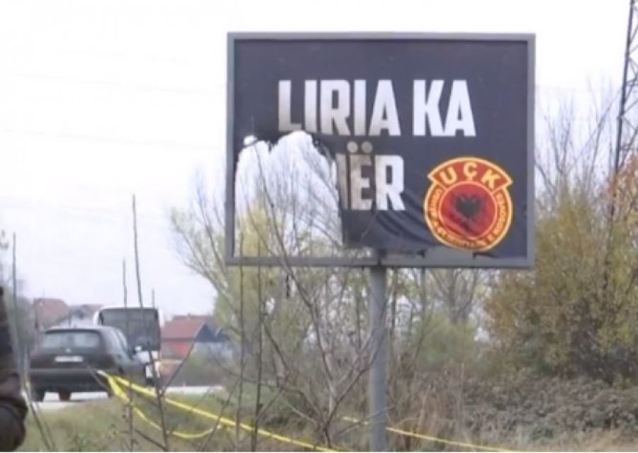 Pamje: I vihet flaka billbordit “Liria ka emër”, policia në vend të ngjarjes