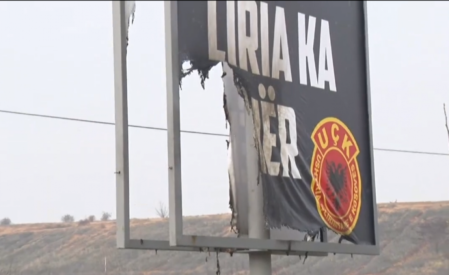 Djegia e billbordit “Liria ka emër” shihet si provokim: Ndodhi në ditën kur u gjetën mbetje mortore në Serbi