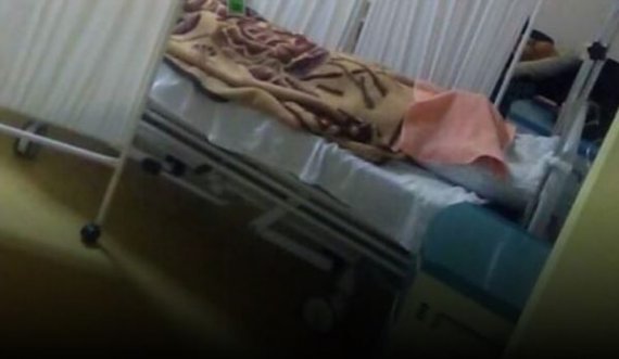 Në Spitalin e Mitrovicës, kufoma e 84-vjeçarit të dyshuar me Covid qëndron gati 6 orë në dhomë me pacientët e tjerë