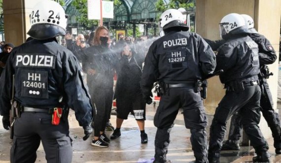 Policia gjermane përleshet me protestuesit për masat anti-COVID-19