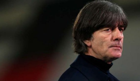 Edhe pas  humbjes turpëruese 6:0 ndaj Spanjës Low nuk largohet,  mbetet trajneri i Gjermanisë