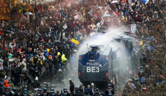 Policia gjermane përdor kamion me ujë për t’i shpërndarë mijëra protestues