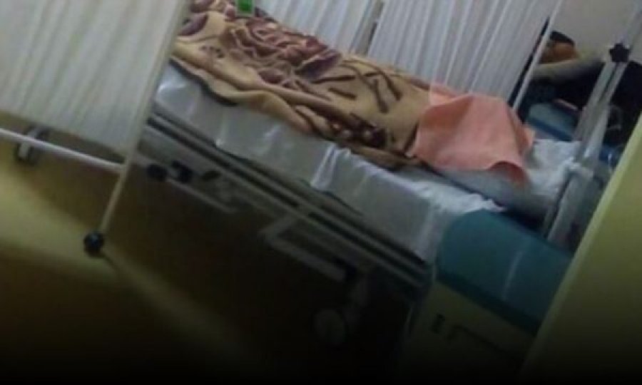 Në Spitalin e Mitrovicës, kufoma e 84-vjeçarit të dyshuar me Covid qëndron gati 6 orë në dhomë me pacientët e tjerë