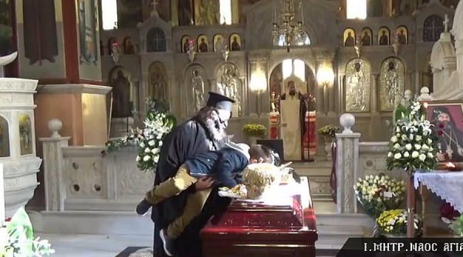 Zemërimi në Greqi, një fëmijë i puthi dorën peshkopit që vdiq nga Covid 19