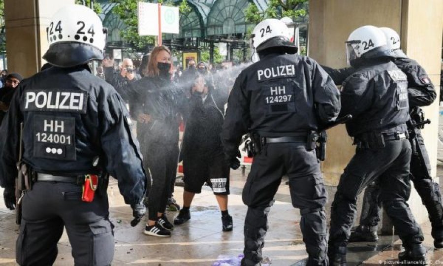 Policia gjermane përleshet me protestuesit për masat anti-COVID-19