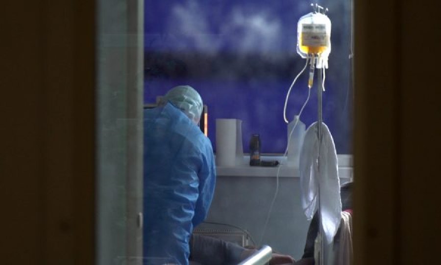 Spitali i Pejës mbushet me pacientë me koronavirus, 16 persona në gjendje të rëndë