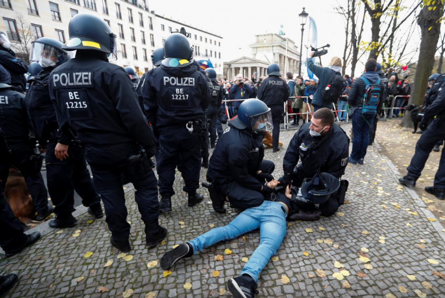 Në Gjermani protestojnë kundër planeve të Angela Merkelit për pandeminë