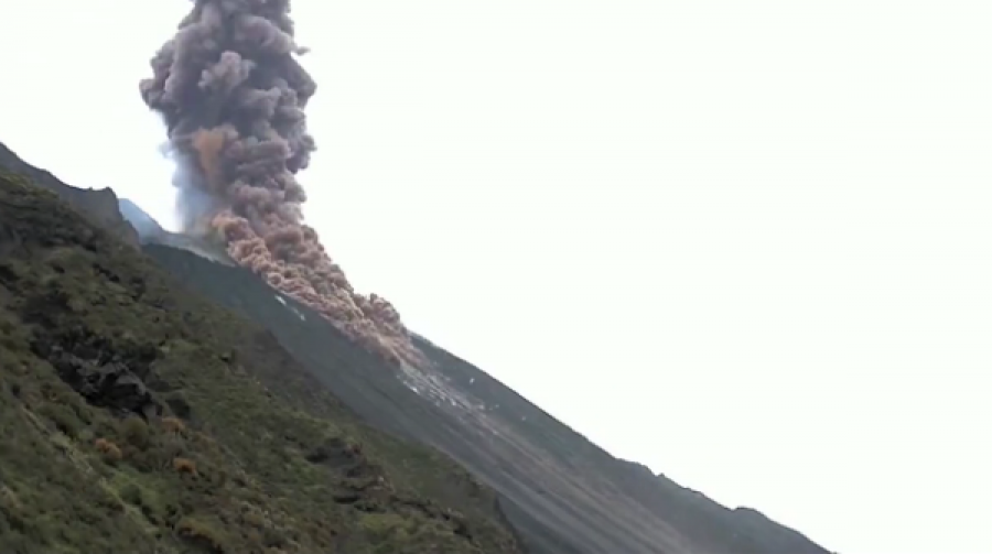  Pamje nga shpërthimi i fuqishëm i vullkanit “të fjetur” në Itali