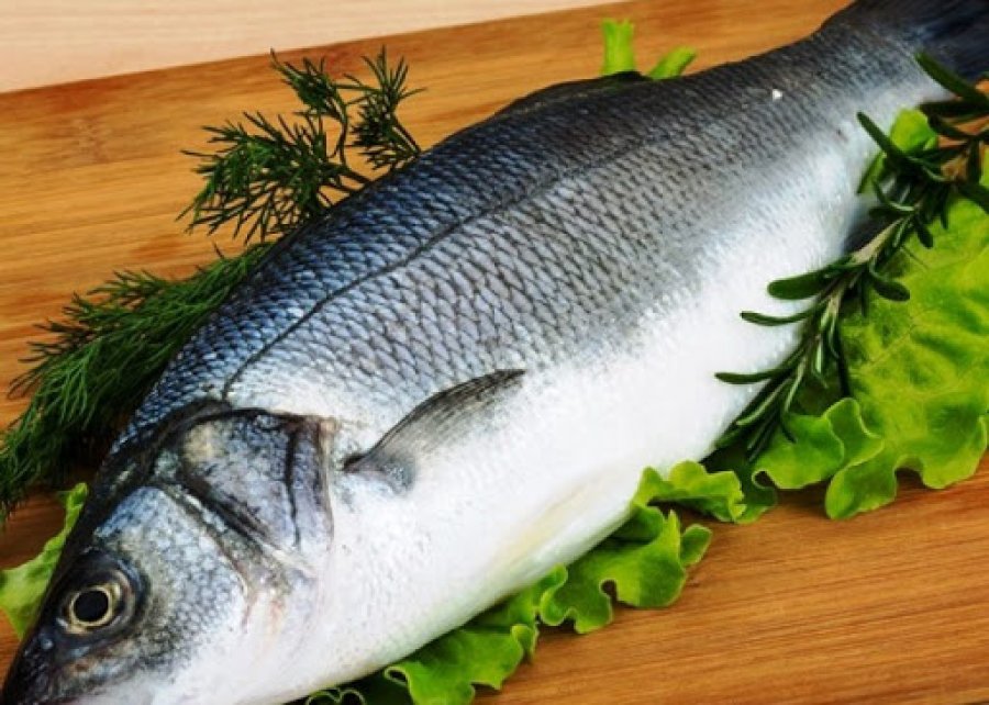 Ky politikan ha peshkun e gjallë: Hani këtë peshk, nuk ju zë koronavirusi