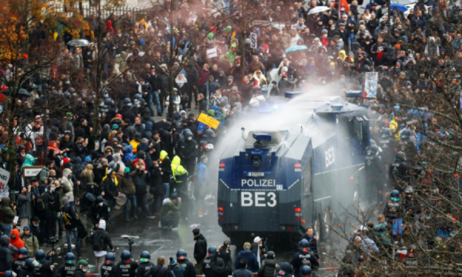 Policia gjermane përdor kamion me ujë për t’i shpërndarë mijëra protestues