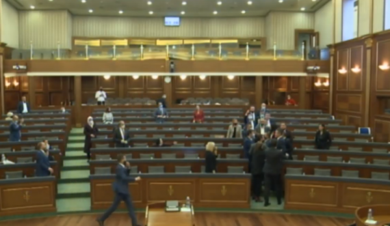 Përplasje fizike në Kuvend: Kapen Arben Gashi me deputetë të VV’së