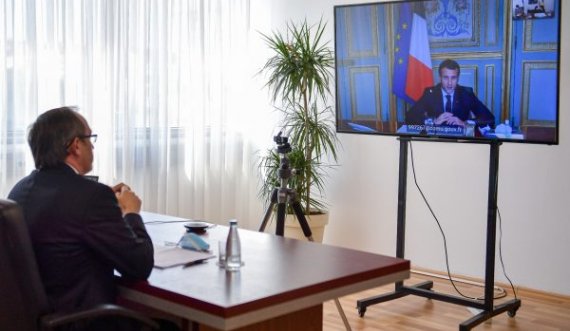 Macron i ka dy fjalë për vizat pas një takimi virtual me Hotin