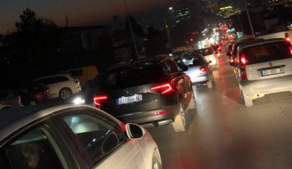 Ora policore bllokon komunikacionin në Prishtinë