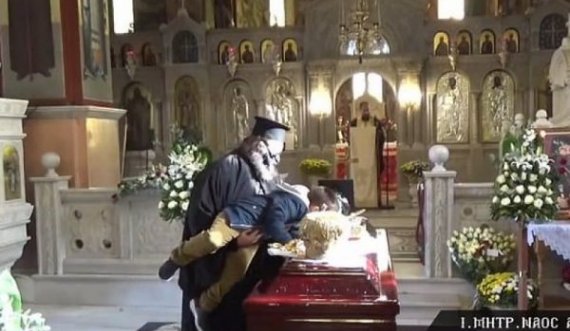 Një fëmijë puthë arkivolin e peshkopit që vdiq nga koronavirusi