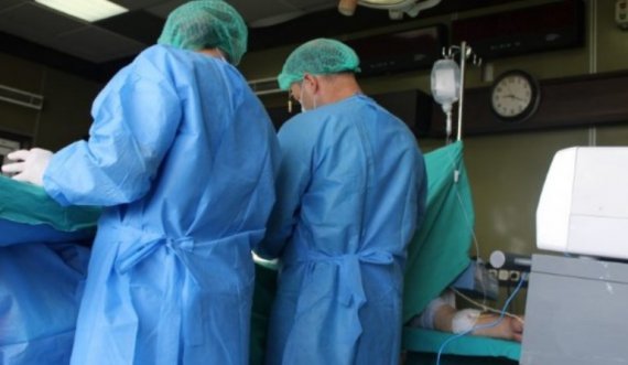 Mjeku futet i dehur në sallën e lindjes: I merr jetën edhe gruas dhe foshnjës