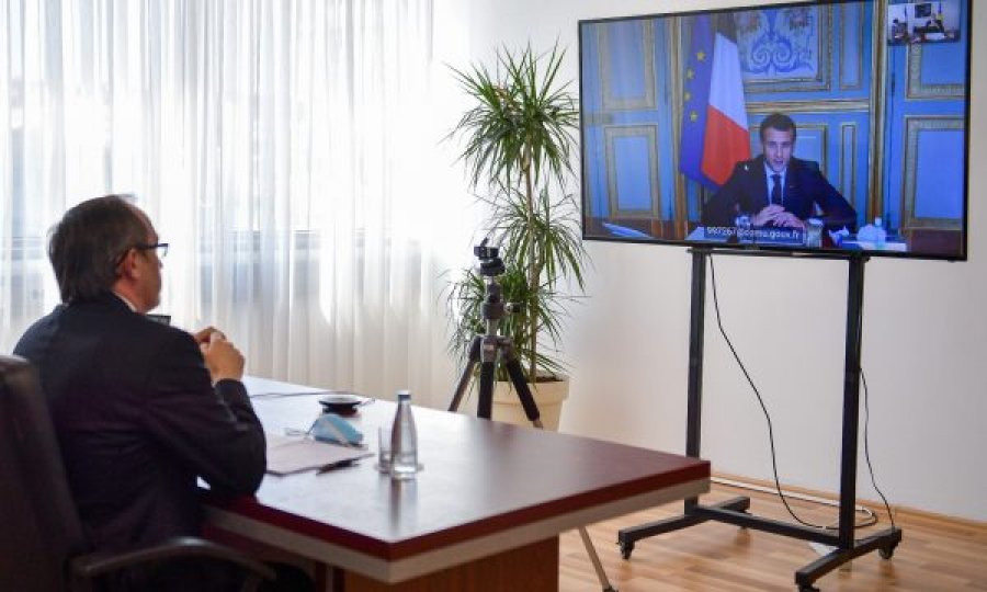 Macron i ka dy fjalë për vizat pas një takimi virtual me Hotin
