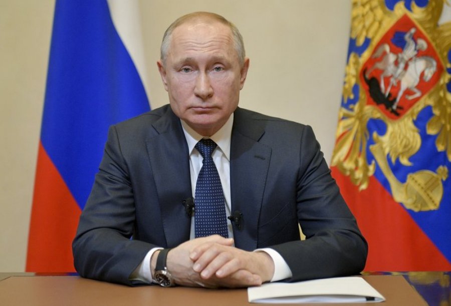Mezi i thotë disa fjalë nga kolla dhe zënia e fytit, çfarë po ndodh me Vladimir Putinin