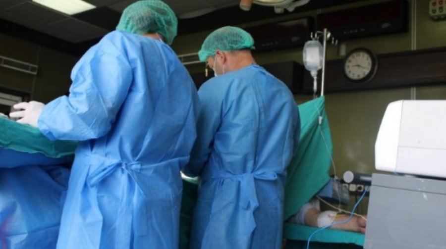 Mjeku futet i dehur në sallën e lindjes: I merr jetën edhe gruas dhe foshnjës
