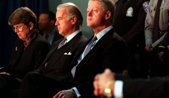 Bill Clinton ia uron në një mënyrë të veçantë ditëlindjen Joe Bidenit