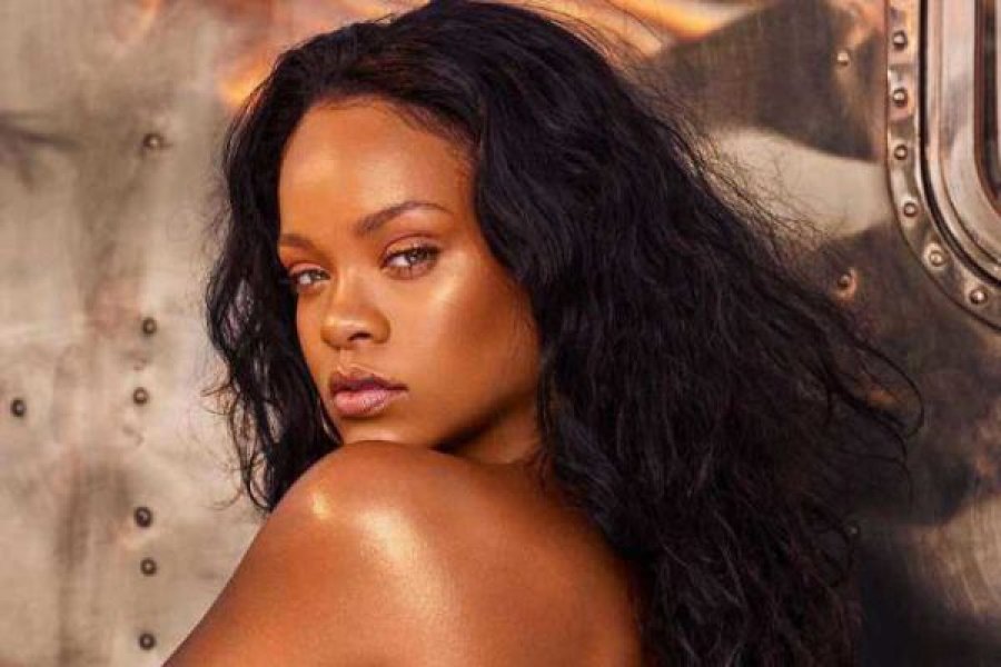 Rihanna rikthen në modë këtë stil flokësh 