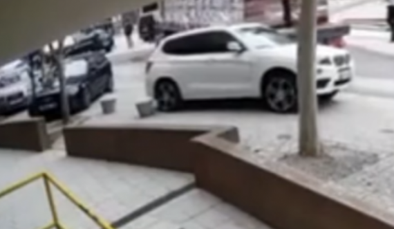 Aksident në Prishtinë, kamioni e merr me vete një BMW