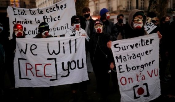 Protestat kundër ‘Green Pass’ në Francë, Macron: Pranoni rregullat kolektive dhe vaksinohuni!