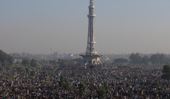 Pakistanezët si duket i besojnë Labit, dhjetëra mijëra marrin pjesë në një varrim