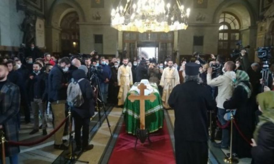 Serbët nuk binden, puthin trupin e vdekur të kryepopit që vdiq nga COVID-19