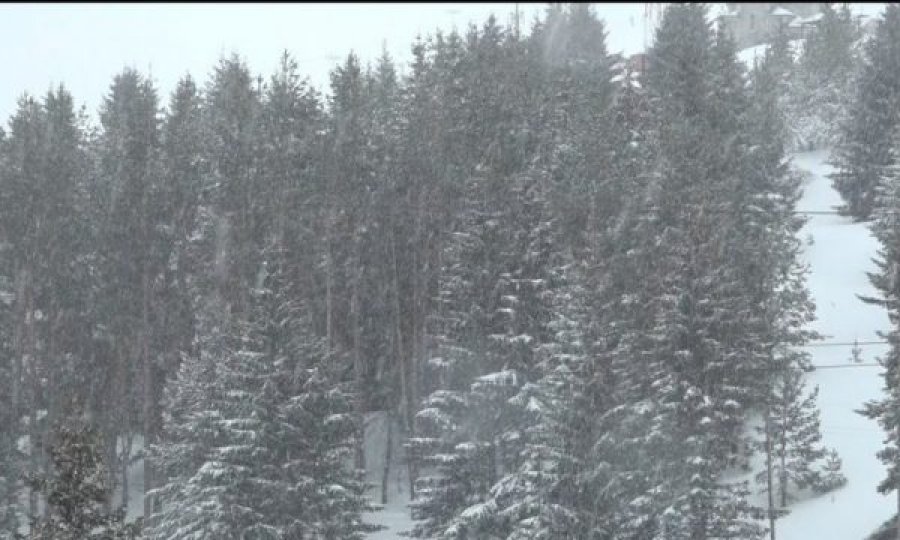 Pamje mahnitëse të vendeve malore në Kosovë që u mbuluan sot nga bora e parë
