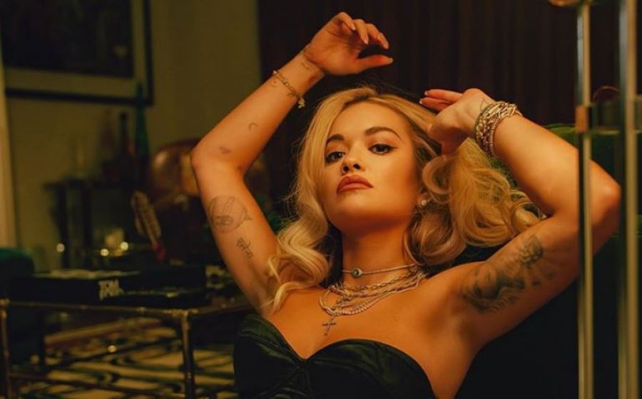 Rita Ora sapo bëri një ndryshim në look dhe ja si duket tani këngëtarja