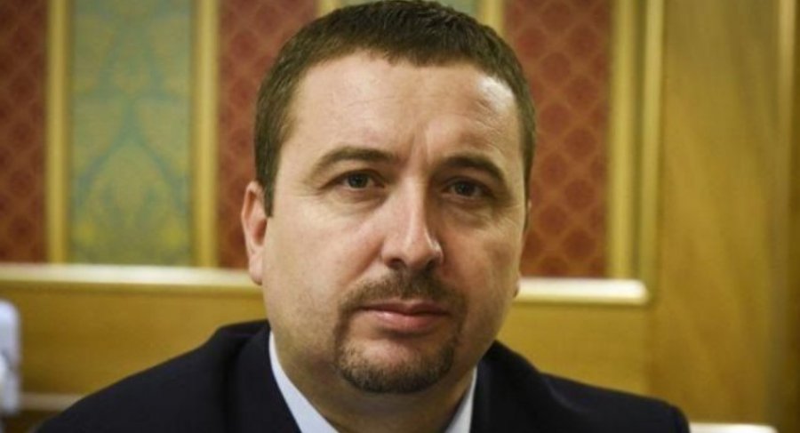  Blerim Latifi kritikon presidentin e Maqedonisë i cili uroi shqiptarët për Ditën e Alfabetit 