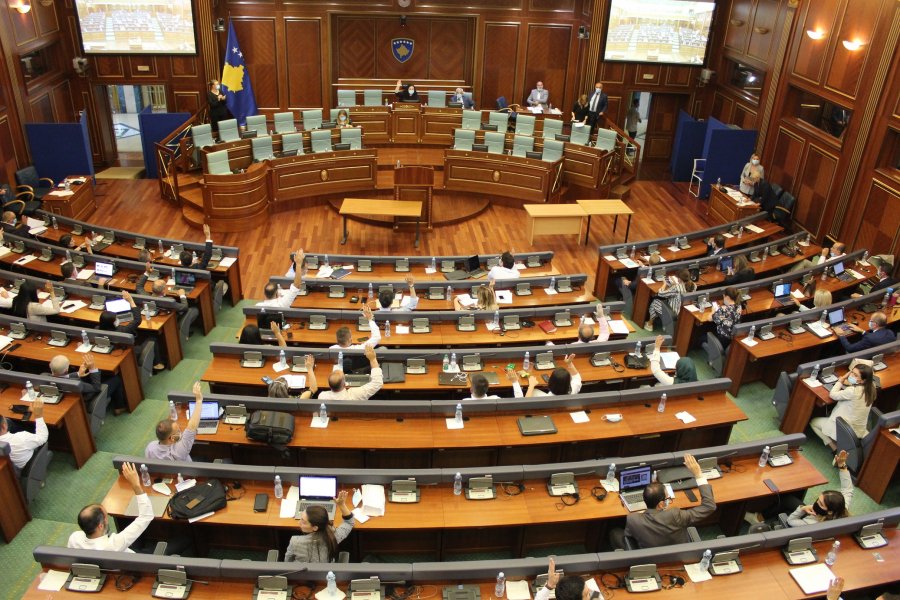 Monstrumët e ulur si deputet në Kuvend po e shkatërrojnë të ardhmen tonë dhe të shtetit të Kosovës
