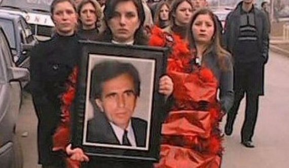 Sot 20 vite nga vrasja e Xhemail Mustafës, këto janë pamjet e varrimit
