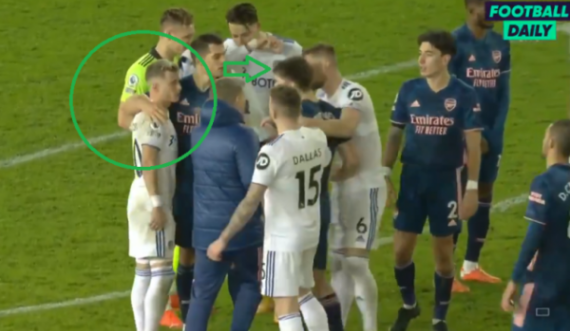 Xhaka e shtyn keq shokun e ekipit për ta mbrojtur shqiptarin e Leeds United(VIDEO)