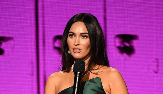 Megan Fox merr gjithë vëmendjen kur ngjitet në skenë