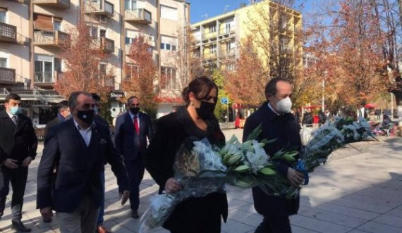 Kryeministri Hoti bën homazhe për këngëtarin Ismet Peja
