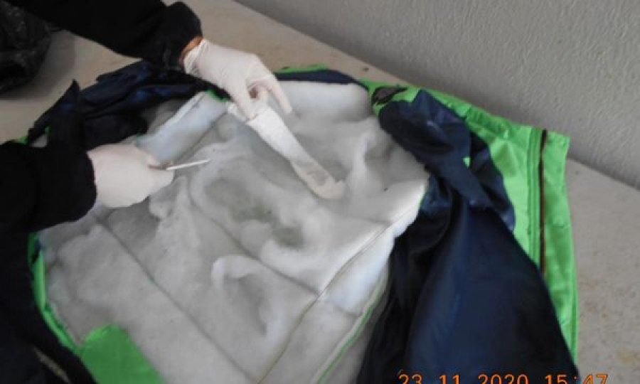 Familjarët tentojnë të fusin substanca narkotike përmes rrobave në Dubravë