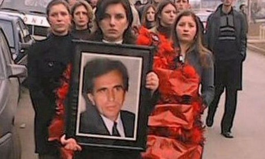 Sot 20 vite nga vrasja e Xhemail Mustafës, këto janë pamjet e varrimit