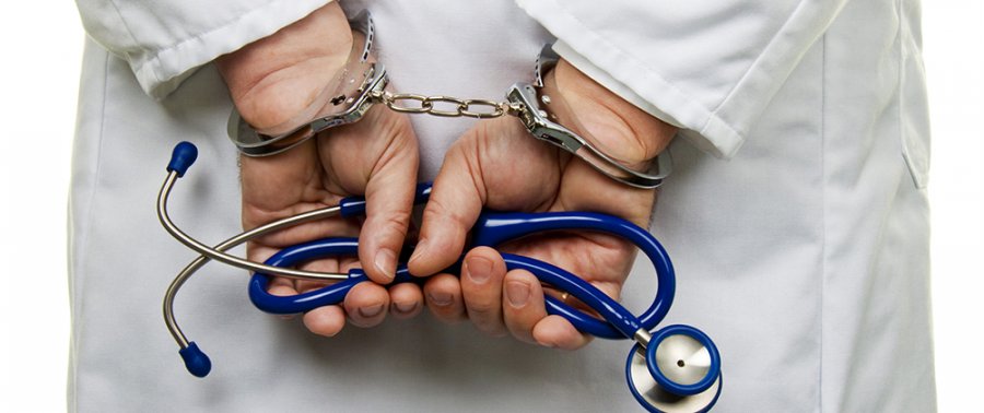  Arrestohet një mjek nën dyshimin për vrasjen e pacientëve me COVID-19 