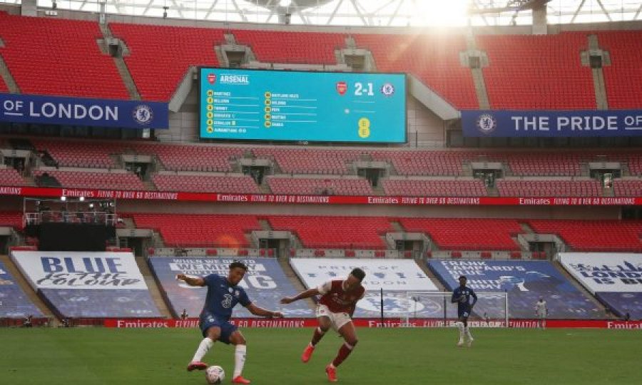 Premierliga tashmë ka një datë të caktuar për rikthimin e tifozëve në stadiume