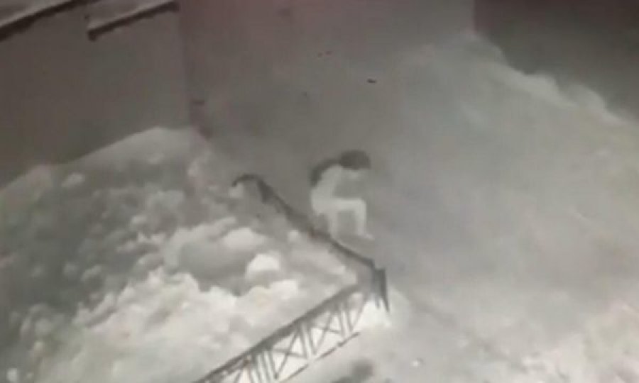 6-vjeçarja bie në borë nga kati i katërt – ngrihet sikur të mos kishte ndodhur asgjë