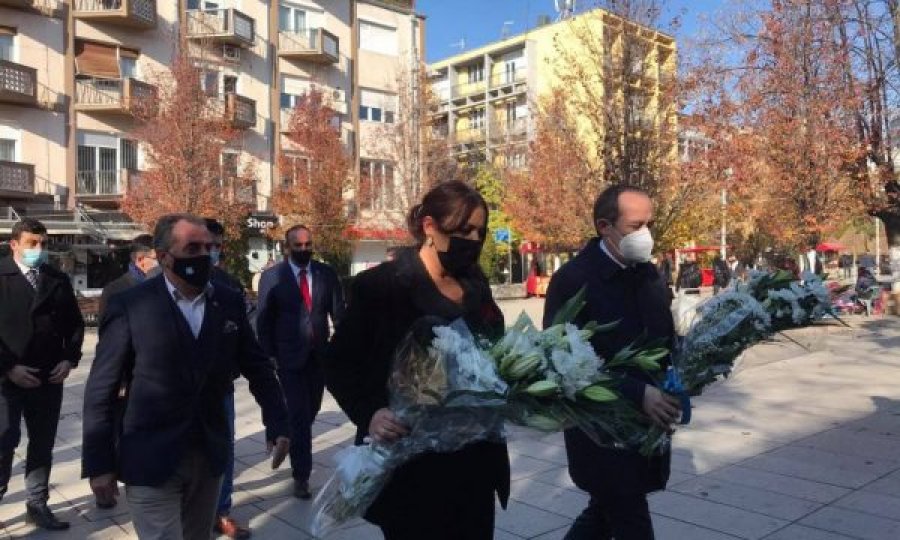 Kryeministri Hoti bën homazhe për këngëtarin Ismet Peja