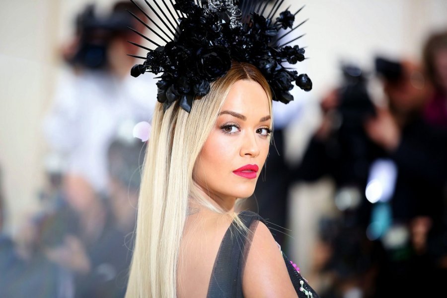 Rita Ora i lë pak vend imagjinatës: Gati për takime online