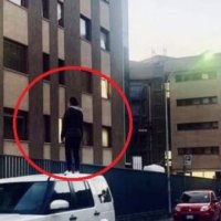 Vajza rri 7 orë mbi makinë për të parë nga dritarja nënën me COVID