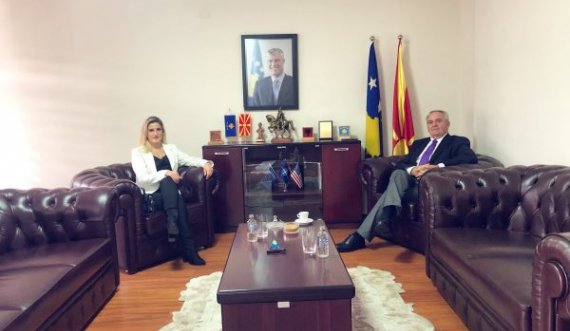 Gjergj Dedaj akoma e mban fotografinë e Hashim Thaçit në zyrë